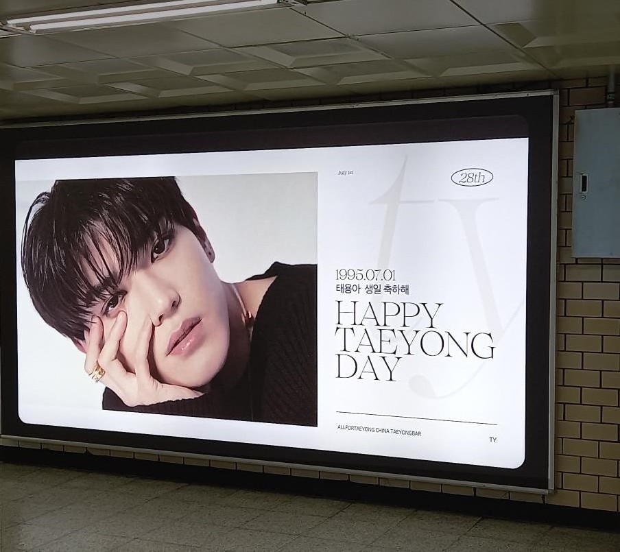 The black and white lightbox seen from the side on a station wall